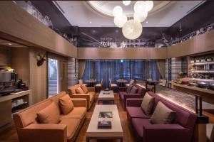 台北的住宿－洛碁大飯店建北館，一间酒吧,在房间内配有沙发和桌子
