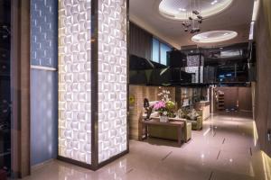 Green World JianPei في تايبيه: لوبي فندق بحائط مع عمود