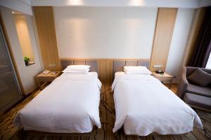 Postel nebo postele na pokoji v ubytování Metropark Hotel Yingkun Beijing