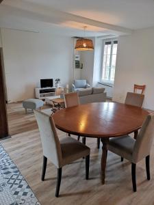 sala de estar con mesa de madera y sillas en Maison de campagne à 1h20 de PARIS, en Saint-Hilaire-les-Andrésis