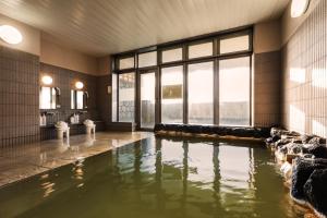 - une grande piscine dans une pièce avec eau dans l'établissement Island Inn Rishiri, à Rishirifuji