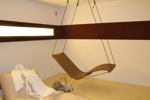 een kroonluchter boven een bed in een kamer bij Haus im Erlengrund in Coldrano