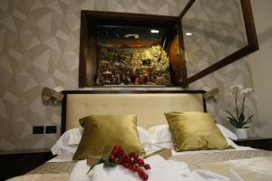 sypialnia z łóżkiem z obrazem na ścianie w obiekcie Napoli Mariana Luxury w mieście Napoli