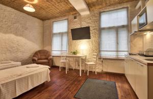 una camera con letto, tavolo e sedie di Flatmanagement Kaupmehe Apartments a Tallinn