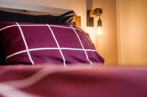 almohada morada sobre una cama en Kitz Juwel Top 4 en Hollersbach im Pinzgau