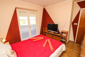 Televízia a/alebo spoločenská miestnosť v ubytovaní A4 Goga 1 two bedroom apartment near the beach and the sea
