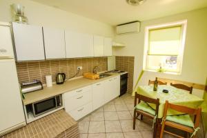 Kuchyňa alebo kuchynka v ubytovaní A4 Goga 1 two bedroom apartment near the beach and the sea