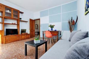uma sala de estar com um sofá e uma mesa em Martino Delightful Apartment em Roma