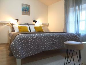 Schlafzimmer mit einem Bett mit gelben und weißen Polka-Punkten in der Unterkunft Apartment Franko - Hum in Hum