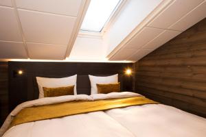 2 camas en un dormitorio ático con tragaluz en Svalbard Hotell | Lodge, en Longyearbyen