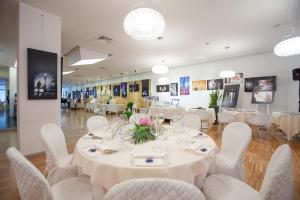 TV a/nebo společenská místnost v ubytování Schio Hotel