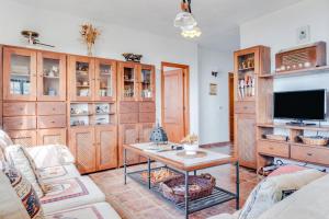 a living room with a table and a tv at Viv Vac La Casita del Viejo in Guía de Isora
