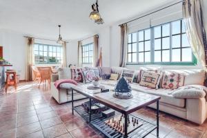 a living room with a couch and a table at Viv Vac La Casita del Viejo in Guía de Isora