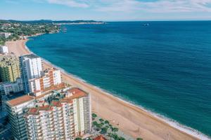 een luchtfoto van een strand en de oceaan bij Old Side Duplex Platja d'Aro in Platja  d'Aro