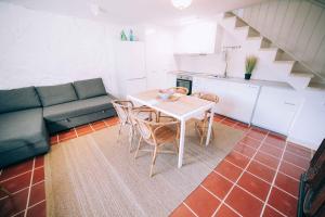 een woonkamer met een tafel, stoelen en een bank bij Old Side Duplex Platja d'Aro in Platja  d'Aro +23 foto's