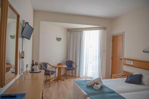 Postel nebo postele na pokoji v ubytování Kissos Hotel