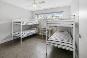 Säng eller sängar i ett rum på HALE KUPA Rye Beach House Spa Table Tennis