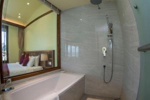 Bilik mandi di Bagan Thiripyitsaya Sanctuary Resort