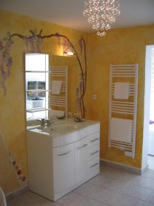 un baño con lavabo y espejo en Villa Fabregas, en La Seyne-sur-Mer 73 fotos más