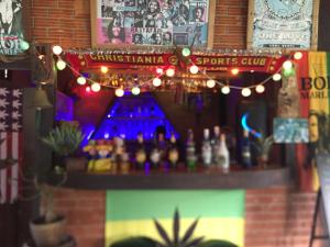 een bar met kerstverlichting en flessen op een aanrecht bij Khao Sok Nung House in Khao Sok