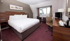 Uma cama ou camas num quarto em Leonardo Hotel Cork
