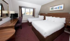 Postel nebo postele na pokoji v ubytování Leonardo Hotel Cork + 18 fotografií