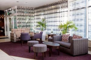 Uma área de estar em Leonardo Hotel Cork