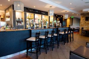 A área de bar ou lounge em Leonardo Hotel Cork
