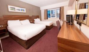 Uma televisão e/ou sistema de entretenimento em Leonardo Hotel Cork