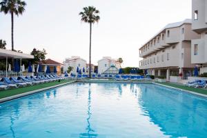 Bazén v ubytování Kissos Hotel nebo v jeho okolí