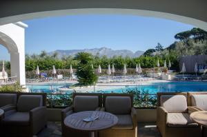 vistas a la piscina desde el patio del hotel en Grand Hotel Aminta, en Sorrento
