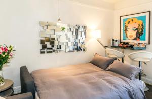 a bedroom with a bed and a table at Flat 25 Dudley Court in London