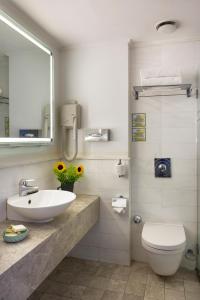 イスタンブールにあるアルマダ イスタンブール オールド シティ ホテルのバスルーム(洗面台、トイレ、鏡付)