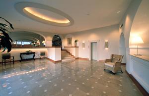 a lobby with a staircase and a table and chairs at Grand Hotel Aminta in Sorrento