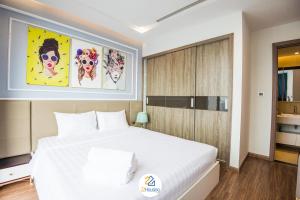 Una cama o camas en una habitación de luxury Serviced Apartment Vinhomes Metropolis Premium
