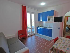 A kitchen or kitchenette at Residence Il Pavone
