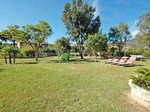 A garden outside Residence Il Pavone