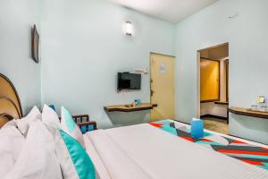 Tempat tidur dalam kamar di FabExpress Santhi Inn, Promenade Beach