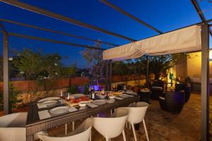 Restoranas ar kita vieta pavalgyti apgyvendinimo įstaigoje Habitat's Colosseum-Monti 4BR Penthouse with Terrace