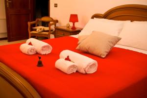 a bedroom with a bed with towels on it at Umbria Weekend in Cascia