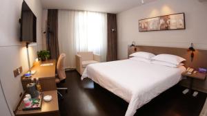 Un pat sau paturi într-o cameră la Jinjiang Inn Select South Yingchuan Qinghe Street