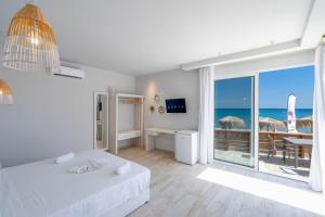 Postel nebo postele na pokoji v ubytování Raffaello Beach + 37 fotografií