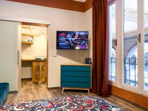 uma sala de estar com uma cómoda azul e uma janela em A 2 PASSI DAL CENTRO em Gênova