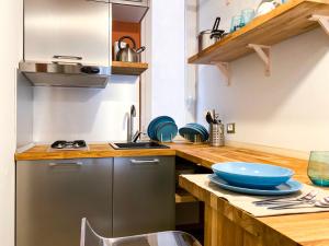 uma cozinha com um balcão com um lavatório e um fogão em A 2 PASSI DAL CENTRO em Gênova