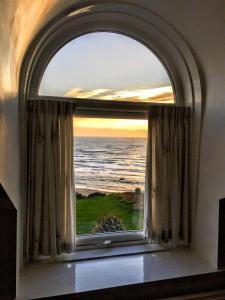 uma janela arqueada com vista para o oceano em Westcliff em Seascale