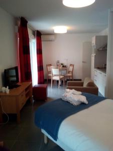 ein Schlafzimmer mit einem Bett und ein Wohnzimmer in der Unterkunft Domitys Le Ruban d'Azur in Sète