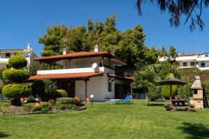 a house with a picnic table in a yard at Villa Katerina in Siviri