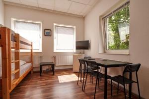 a room with a table and chairs and a bunk bed at K 357 - Personal, Monteurzimmervermittlung und Vermietung Hamburg in Hamburg