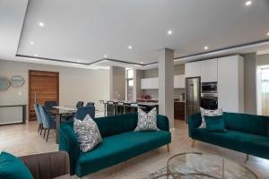 אזור ישיבה ב-Zimbali Coastal Resort - ZKY1 - 3 Bedroom Apartment