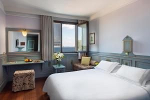 イスタンブールにあるアルマダ イスタンブール オールド シティ ホテルのベッドルーム(大きな白いベッド1台、窓付)